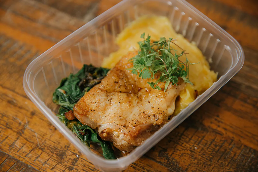 Marmita com filé de peixe dourado, folhas refogadas e purê