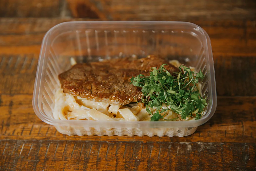 Marmita de carne dourada com massa ao molho cremoso